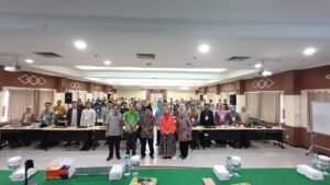 Foto bersama wakil koordinator Kopertais wilayah IV, Tim Ahli dan dewan pakar Konsorsium LPM Kopertais wilayah IV Surabaya dengan peserta pelatihan AMI 2024 dari area Tapal Kuda
