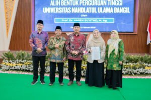 Penyerahan SK Alih Bentuk oleh Dirjen Pendis Kemenag RI